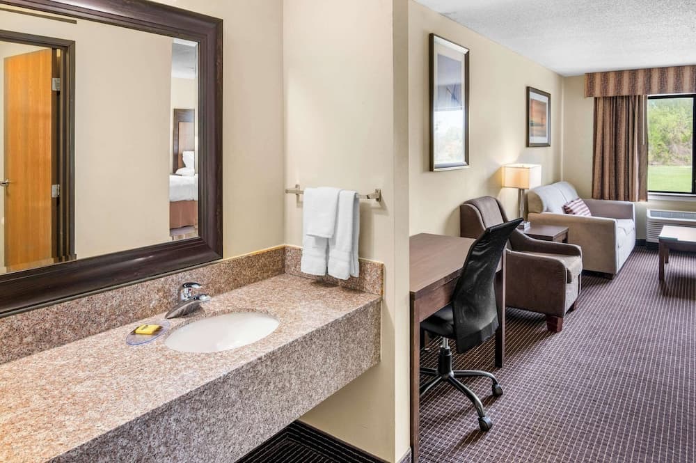 White Pines Inn & Suites gallery photo in Holland, MI — image 20