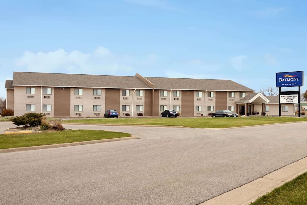Baymont by Wyndham Sioux Falls West (67058) Sioux/ Near Airport featured exterior or lobby in Sioux Falls, SD — similar hotel