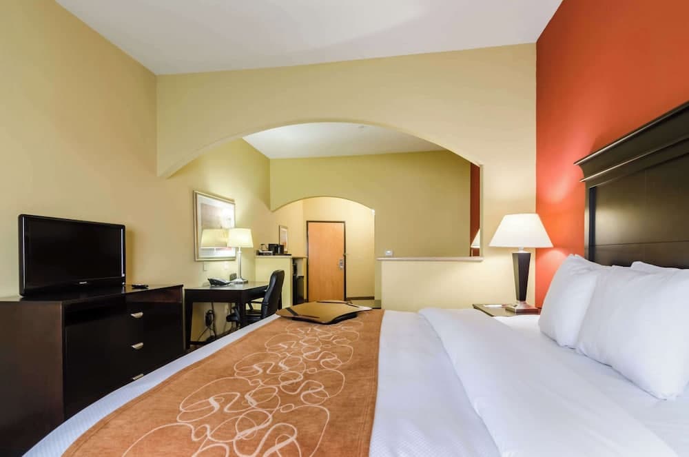 Comfort Suites Salina South property views in Salina, KS — gallery photo 3