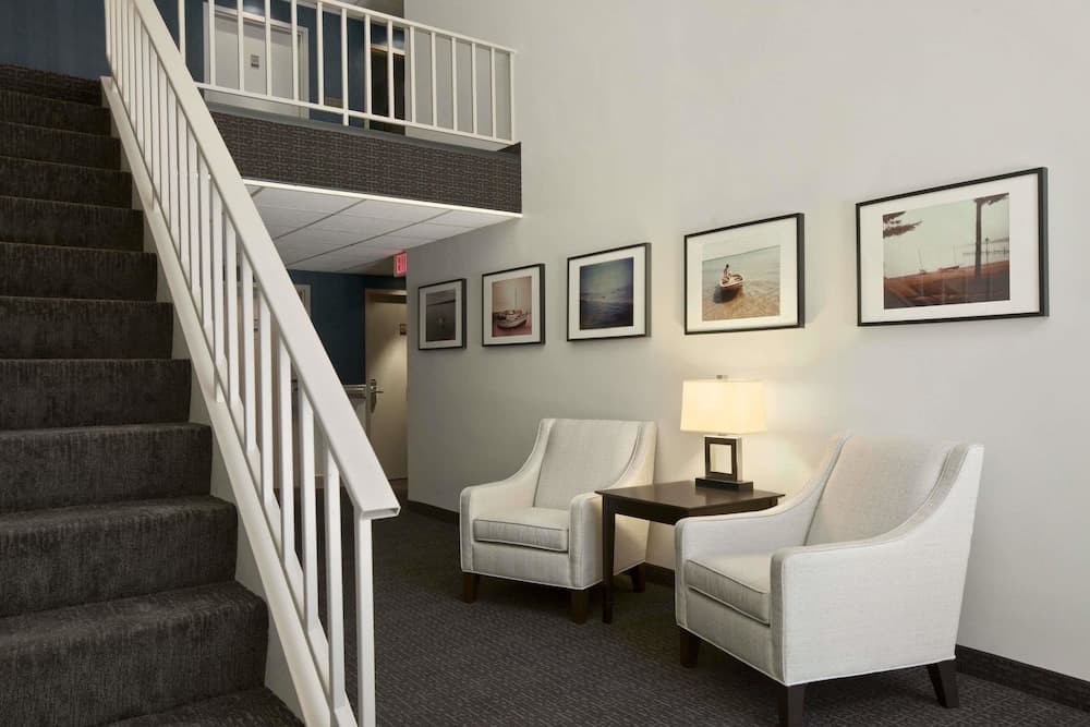 Travelodge by Wyndham Hubbard OH interior in Hubbard, OH — gallery photo 2