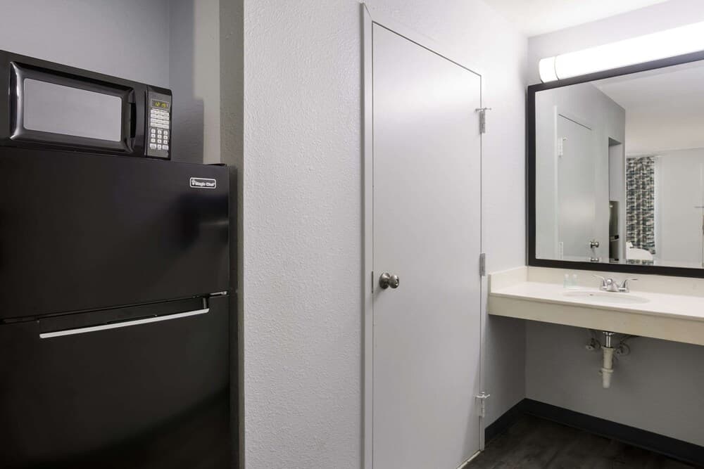 Suburban Studios Hinesville - Fort Stewart Area interior in Hinesville, GA — gallery photo 2