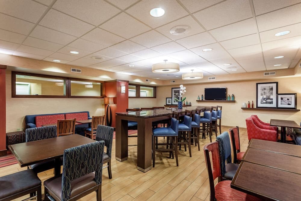 Hampton Inn Milwaukee-Airport interior in Milwaukee, WI — gallery photo 2