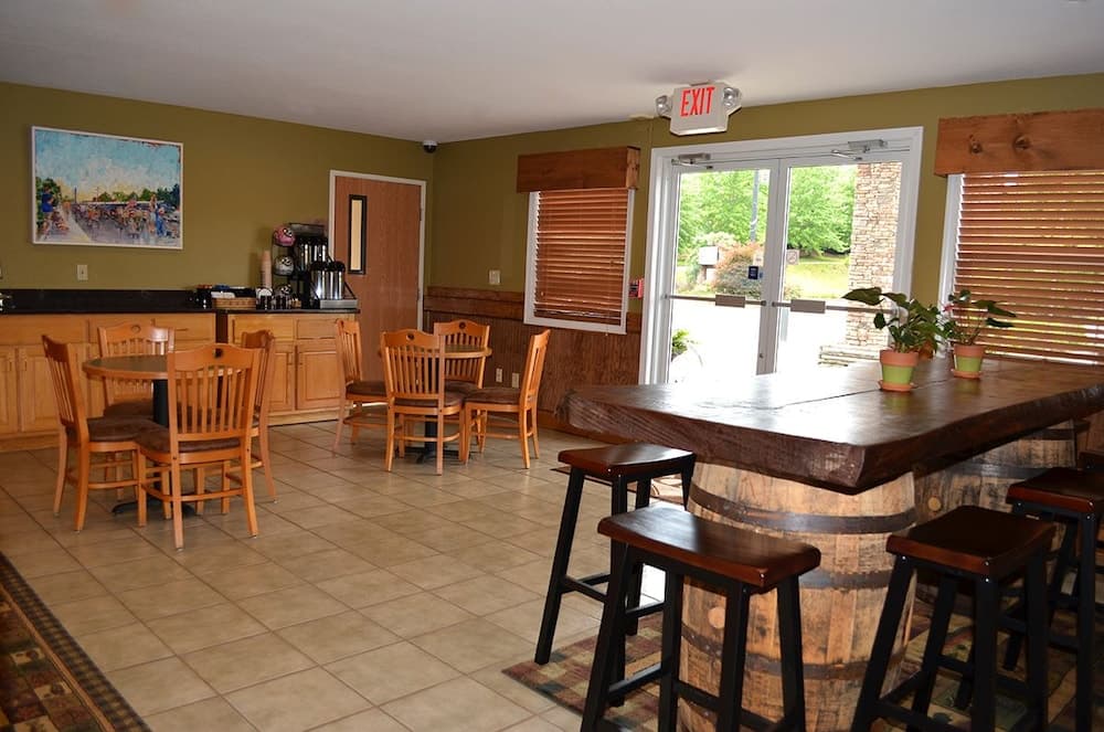 Reid Ridge Lodge interior in Blue Ridge, GA — gallery photo 2