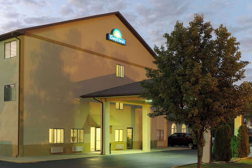 Days Inn by Wyndham Mount Vernon featured exterior or lobby in Mount Vernon, IL — similar hotel