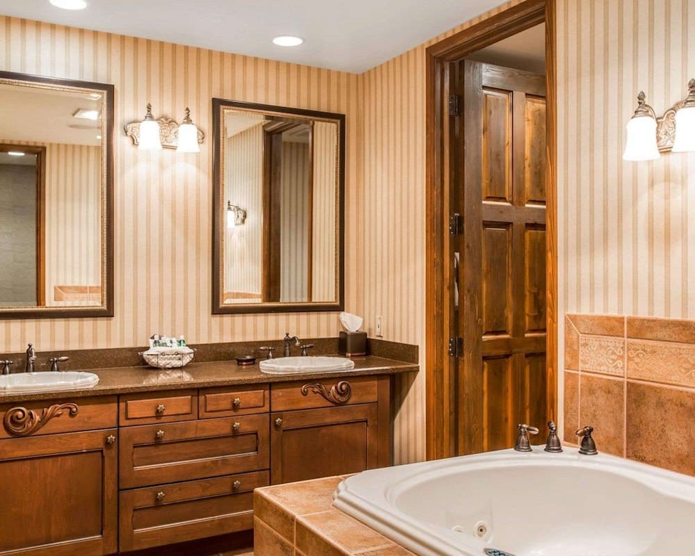 Bluegreen Vacations Big Bear Village, an Ascend Collection Resort interior in Big Bear Lake, CA — gallery photo 2
