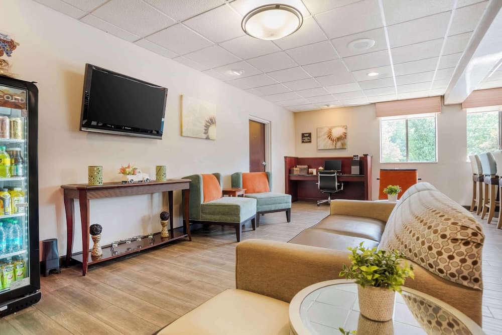 Best Western Plus Oak Mountain Inn interior in Pelham, AL — gallery photo 2