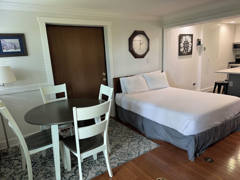 Sunset Condominiums interior in Mackinac Island, MI — gallery photo 2