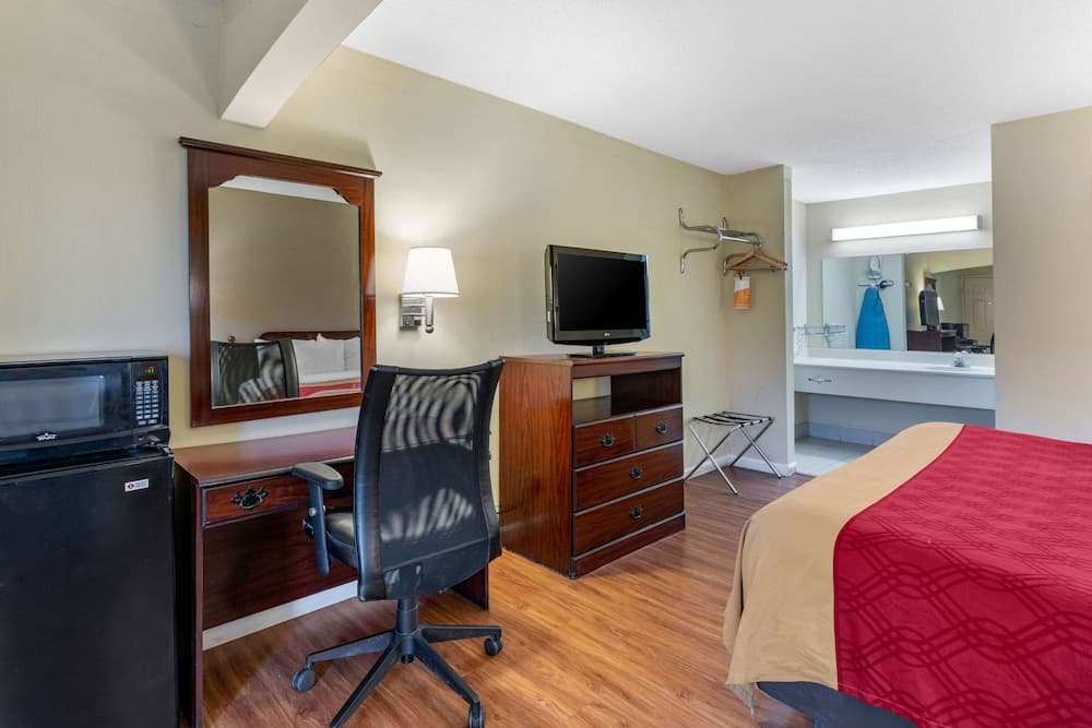 Econo Lodge Inn & Suites Southeast property views in La Vergne, TN — gallery photo 3