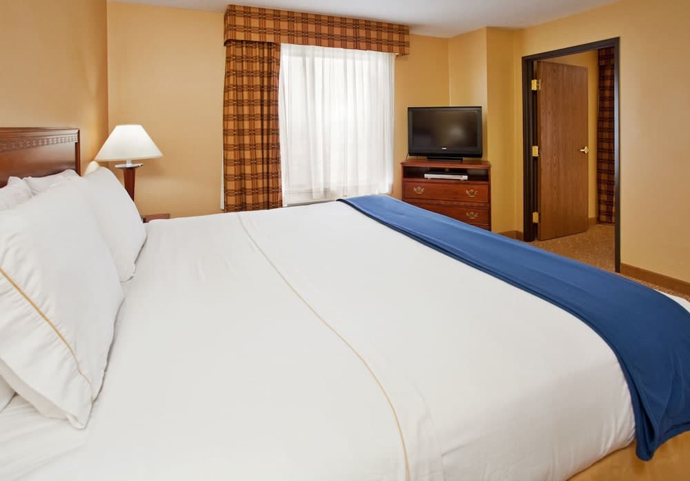 Holiday Inn Express & Suites St. Louis West - Fenton by IHG interior in Fenton, MO — gallery photo 2