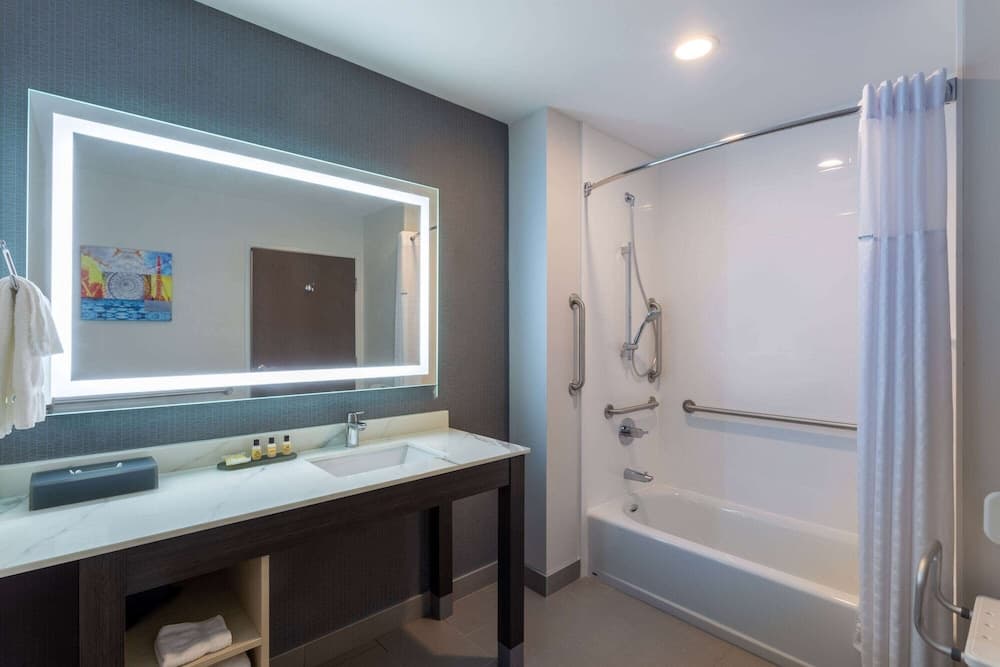 La Quinta Inn & Suites by Wyndham Shorewood interior in Joliet, IL — gallery photo 2