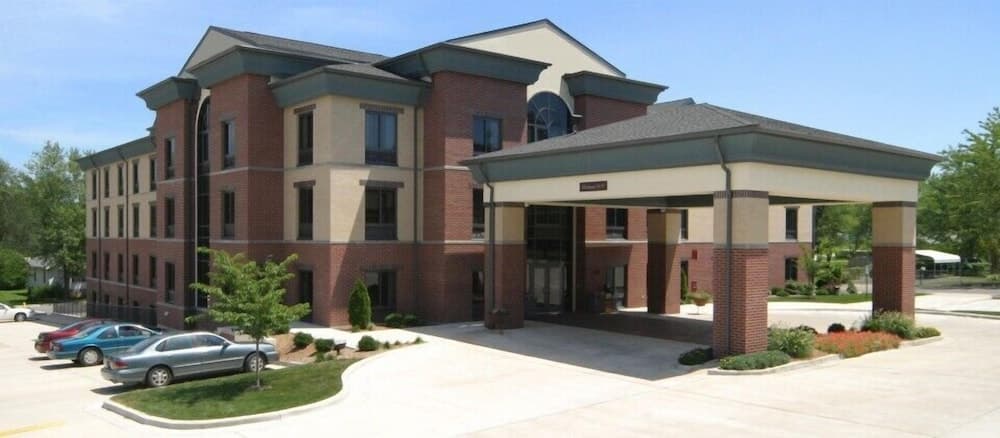 Crossroads Inn And Suites featured exterior or lobby in Salem, MO — similar hotel