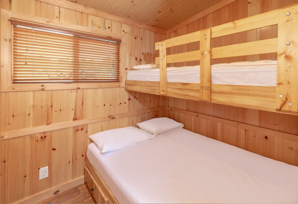 Sun Retreats Gun Lake interior in Hopkins, MI — gallery photo 2