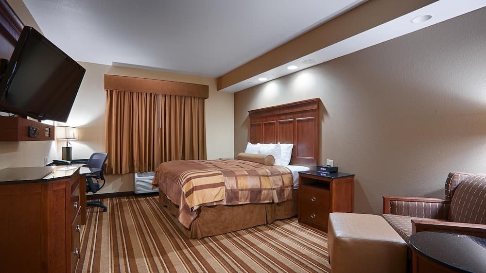 Best Western Plus KC Speedway Inn & Suites property views in Kansas City, KS — gallery photo 3