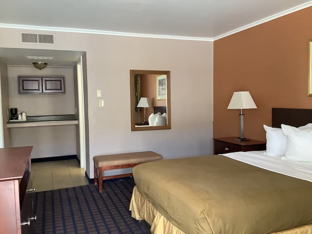 Silver Spur Vintage Inn & Suites interior in Dodge City, KS — gallery photo 2