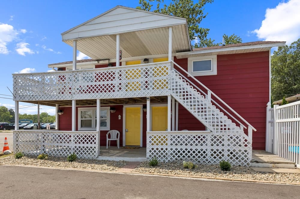 Dave's Last Resort Poolside - Long Stay Discount - Comforting Cabin 2 1 Bedroom Hotel Room featured exterior or lobby in Monticello, IN — similar hotel