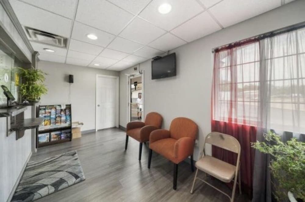 Deluxe Inn Miami, OK property views in Miami, OK — gallery photo 3