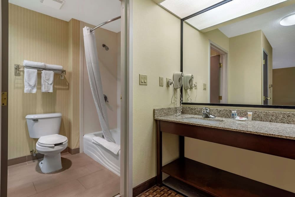 Comfort Inn & Suites Warsaw near US-30 gallery photo in Warsaw, IN — image 7