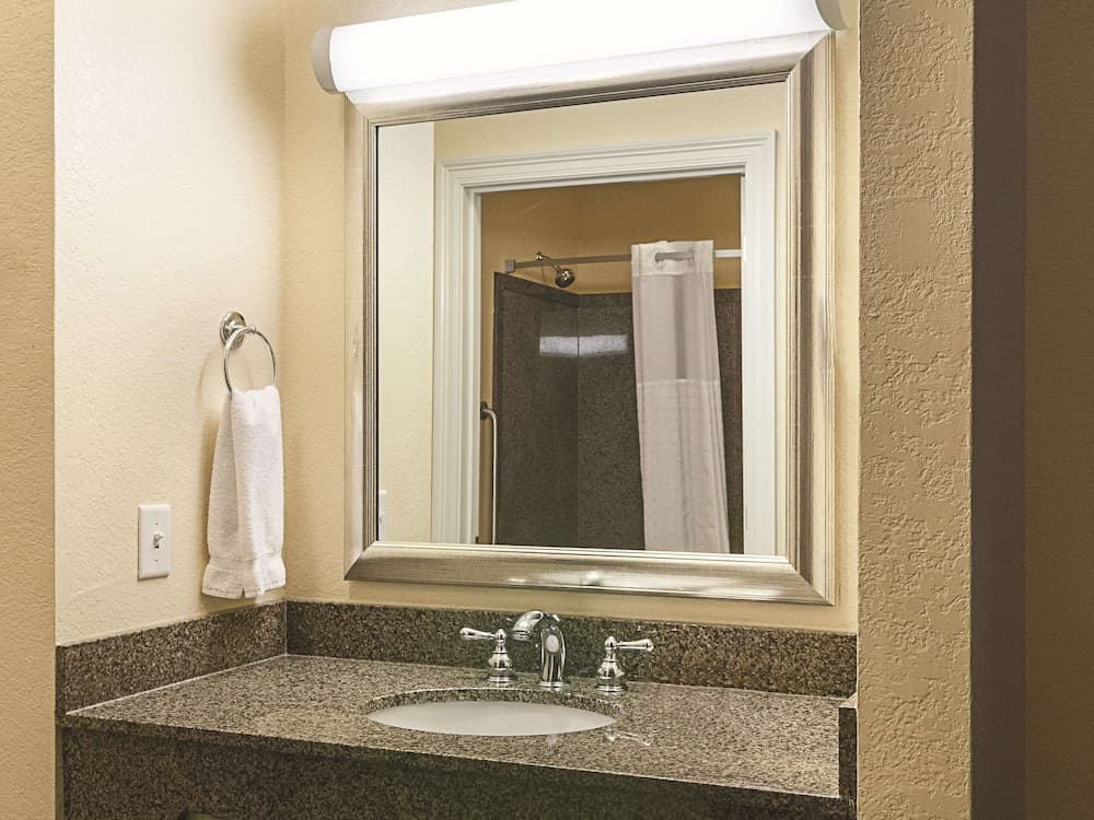 La Quinta Inn & Suites by Wyndham Slidell - North Shore Area gallery photo in Slidell, LA — image 11