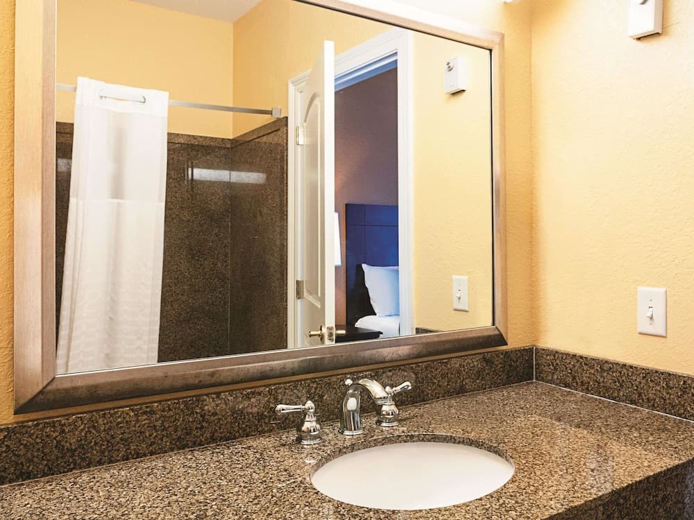 La Quinta Inn & Suites by Wyndham Slidell - North Shore Area gallery photo in Slidell, LA — image 4