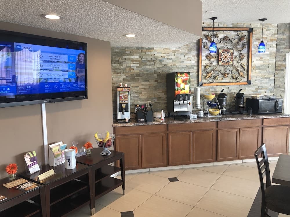 Days Inn by Wyndham Columbus property views in Columbus, MS — gallery photo 3