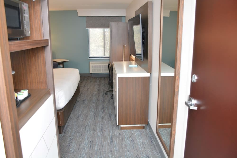 Four Points by Sheraton Fayetteville Fort Bragg interior in Fayetteville, NC — gallery photo 2