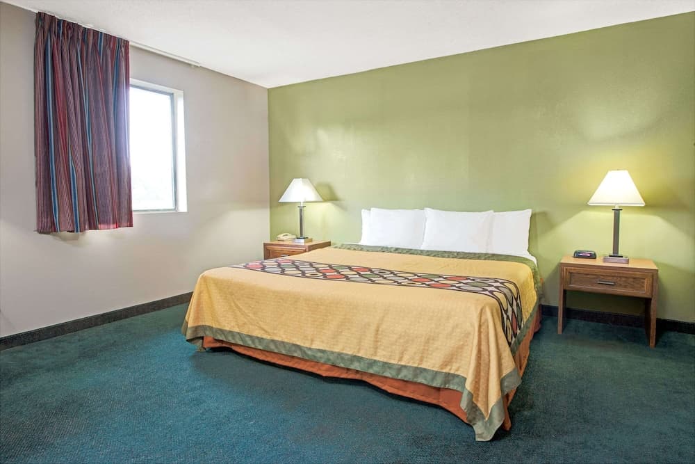 Super 8 by Wyndham Eureka/Six Flags Nearby property views in Eureka, MO — gallery photo 3