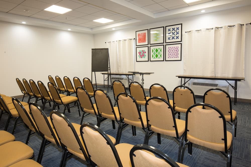 Holiday Inn Express Hotel & Suites Hesperia by IHG gallery photo in Hesperia, CA — image 9