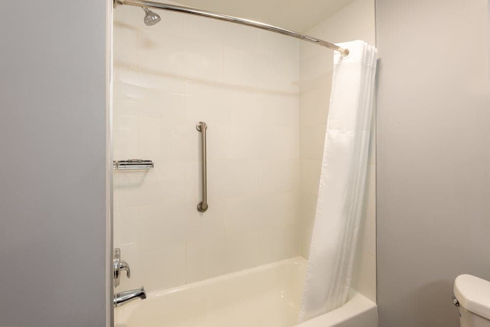 Hampton Inn Belle Vernon interior in Belle Vernon, PA — gallery photo 2
