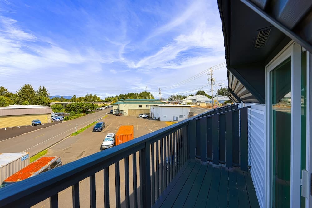 Coastal Inn by OYO Lincoln City - Oregon Coast Hwy interior in Lincoln City, OR — gallery photo 2