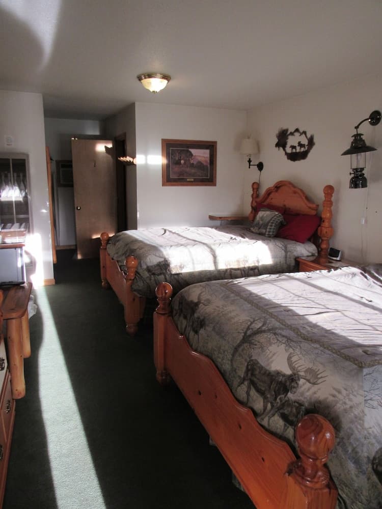 The Woodsman Country Lodge property views in Crescent, OR — gallery photo 3