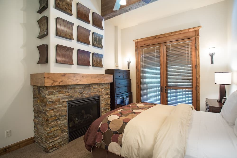 9201 - Silver Aspen - Five Bedroom + Loft Luxury Townhome 4 Hotel Room interior in Solitude — gallery photo 2