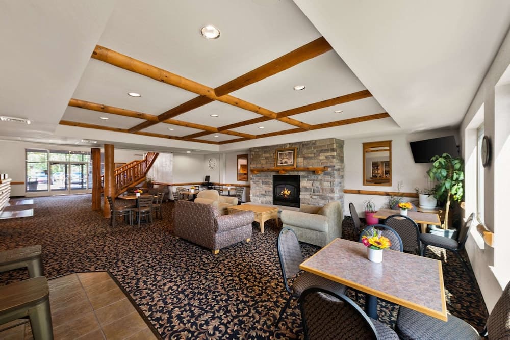 Rodeway Inn & Suites Tomahawk interior in Tomahawk, WI — gallery photo 2