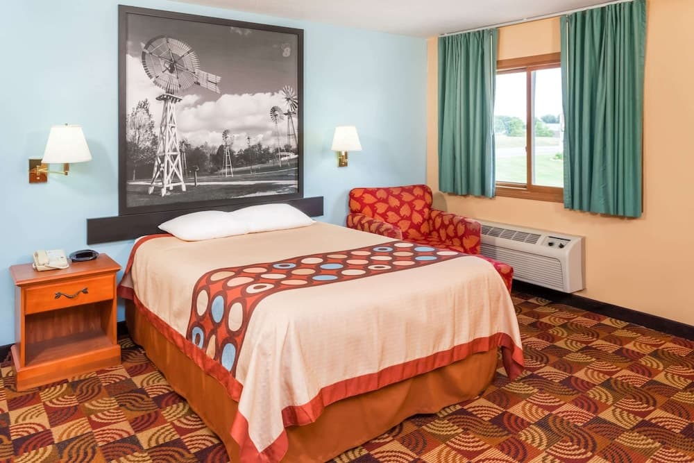 Super 8 by Wyndham Shipshewana property views in Shipshewana, IN — gallery photo 3