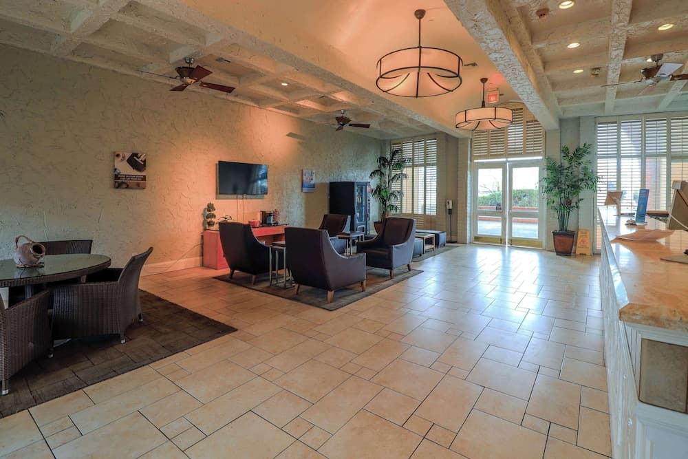Studio 6 Phoenix, Az – Sky Harbor interior in Phoenix, AZ — gallery photo 2