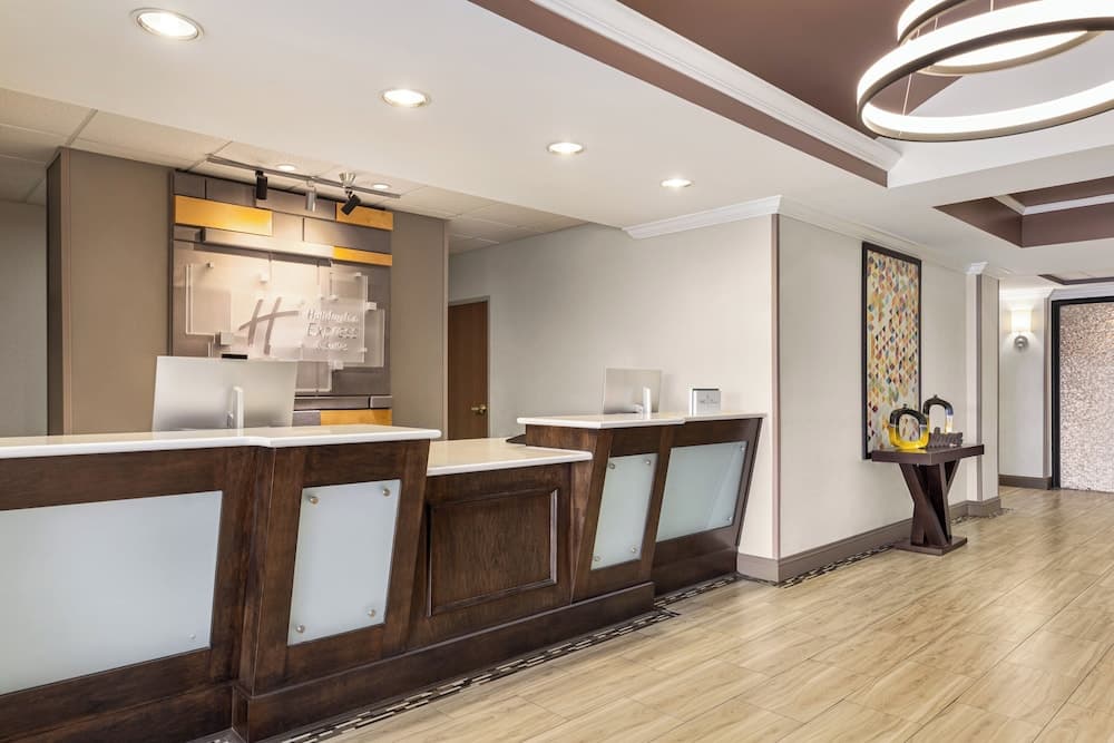 Holiday Inn Express & Suites Live Oak by IHG interior in Live Oak, FL — gallery photo 2
