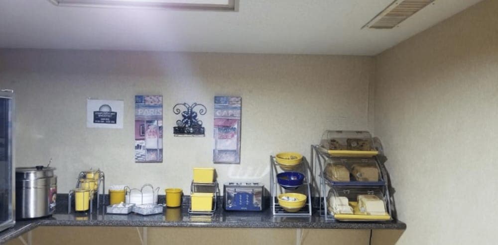 Days Inn by Wyndham West Memphis interior in West Memphis, AR — gallery photo 2