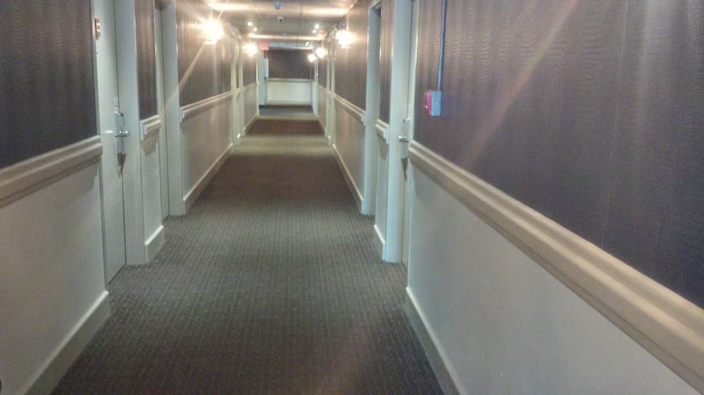 Travelodge by Wyndham Hubbard OH interior in Hubbard, OH — gallery photo 2