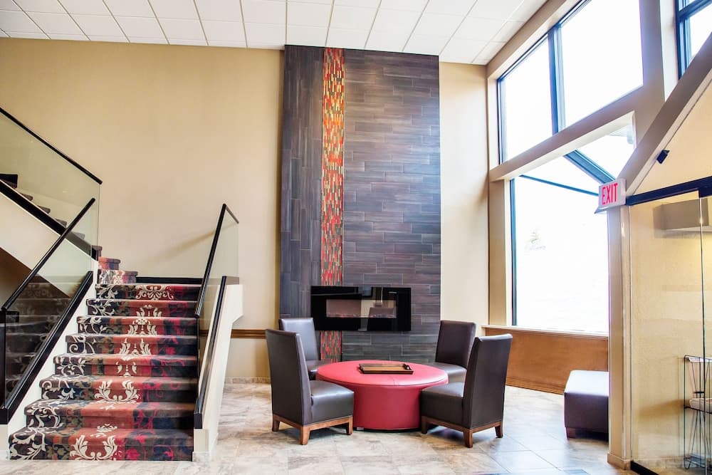 Grand Oaks Hotel interior in Branson, MO — gallery photo 2