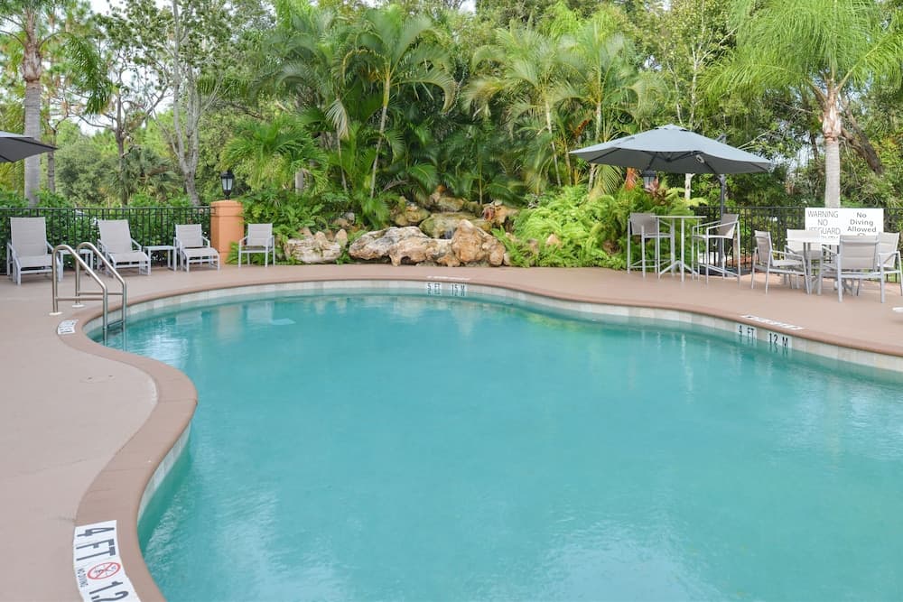 Holiday Inn Express & Suites Naples North - Bonita Springs by IHG gallery photo in Bonita Springs, FL — image 7