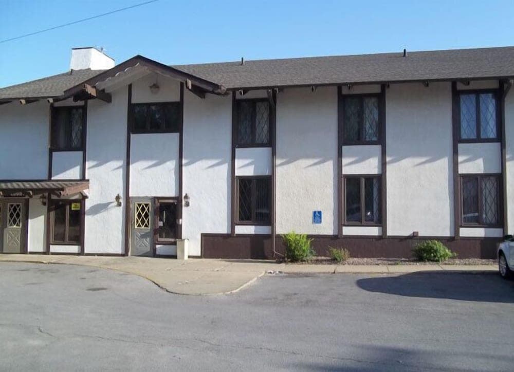 Budget Inn & Suites featured exterior or lobby in Des Moines, IA — similar hotel