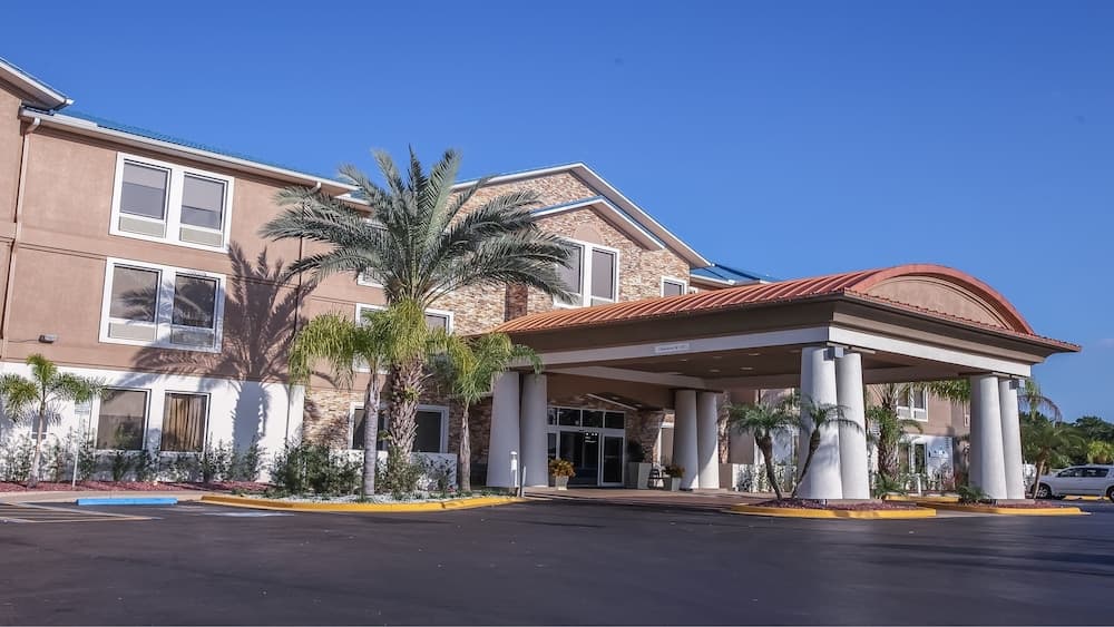 Holiday Inn Express Daytona Beach - Speedway, an IHG Hotel featured exterior or lobby in Daytona Beach, FL — similar hotel