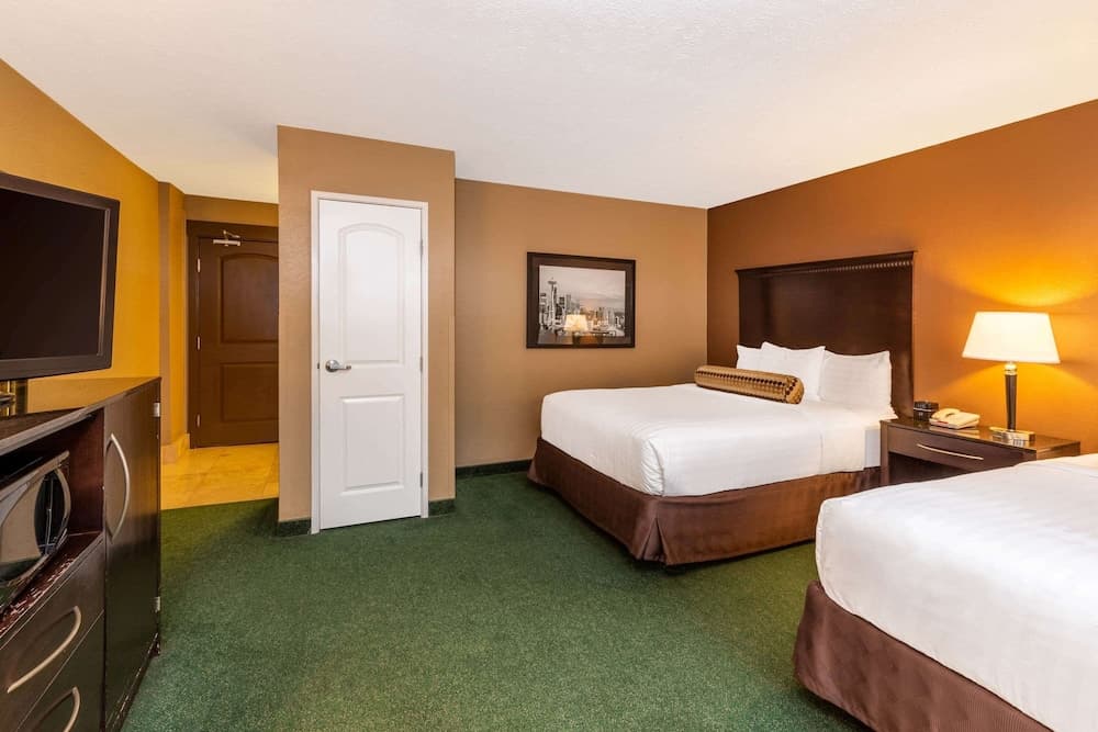 La Quinta Inn & Suites by Wyndham Seattle Downtown featured exterior or lobby in Seattle, WA — similar hotel