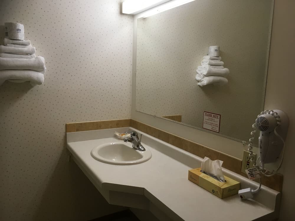Value Host Motor Inn property views in Marquette, MI — gallery photo 3