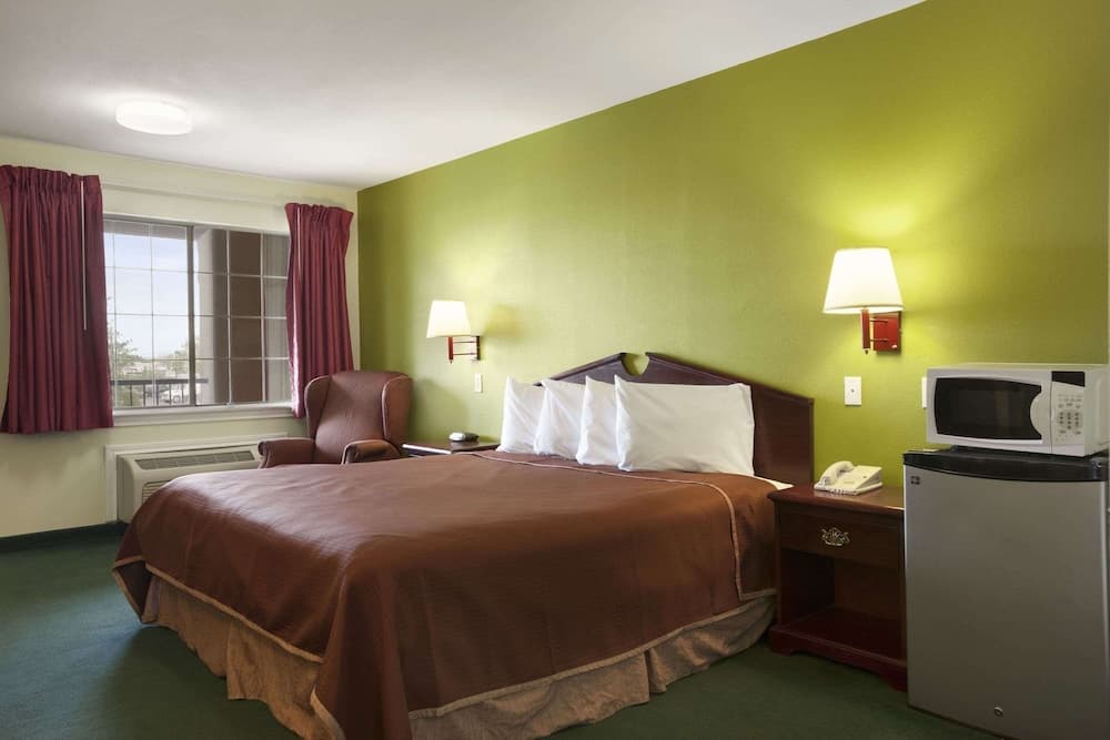 Howard Johnson by Wyndham Grand Prairie Near Lone Star Park property views in Grand Prairie, TX — gallery photo 3
