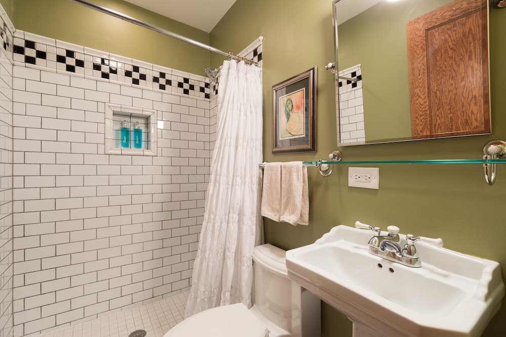 Chicago Guest House Wrigleyville property views in Chicago, IL — gallery photo 3