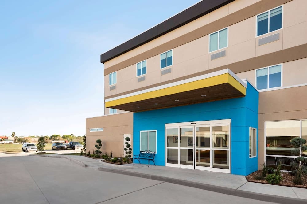 Days Inn & Suites by Wyndham Beaumont West / I-10 & Walden gallery photo in Beaumont, TX — image 17