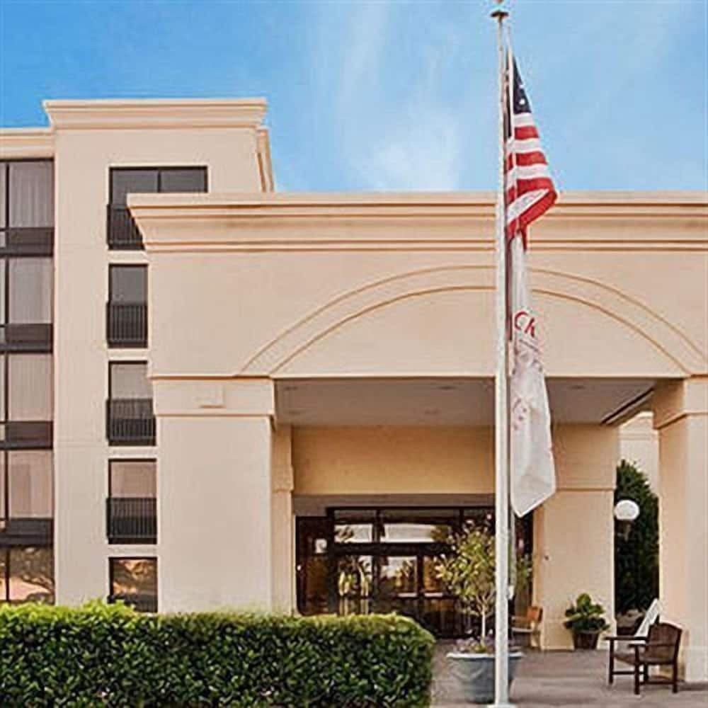 Hotel I-64 Richmond featured exterior or lobby in Richmond, VA — similar hotel