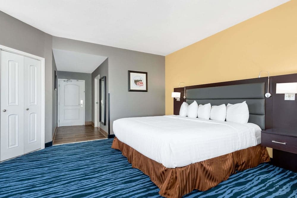 Hotel 1550 property views in San Bruno, CA — gallery photo 3