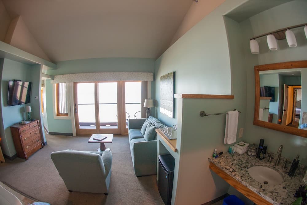 Blue Wave Inn interior in Ashland, WI — gallery photo 2