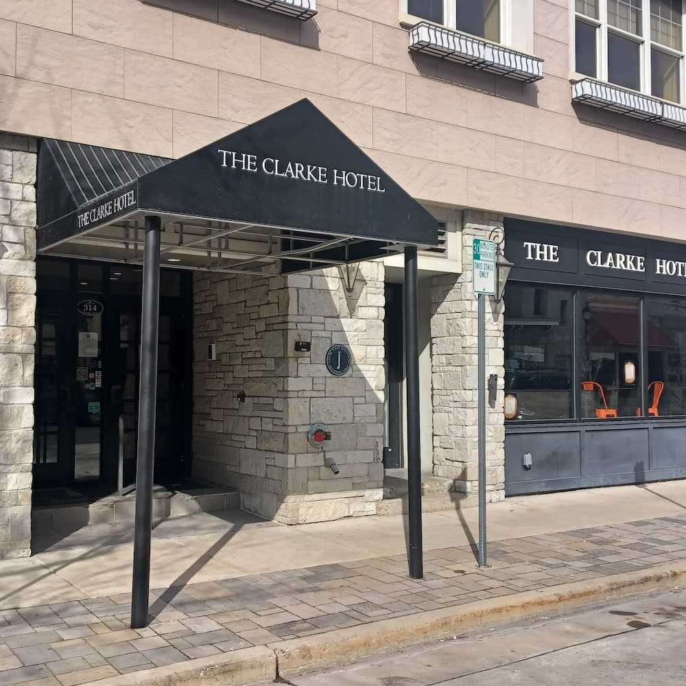 The Clarke Hotel — hotel in Waukesha, Wisconsin